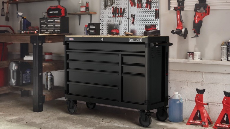 Picture showing Craftsman gear in a garage