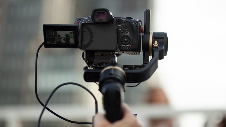 a camera connected to a gimbal via a USB cable