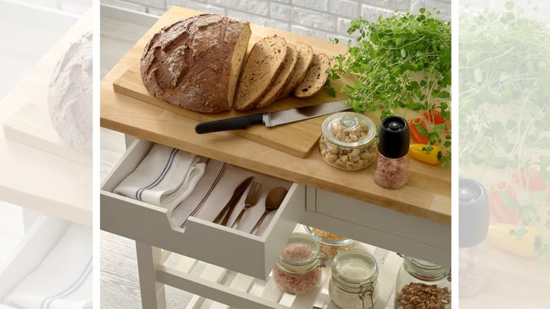 the FÖRHÖJA kitchen cart with bread on it