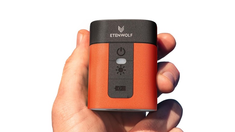 Etenwolf mini air pump in hand