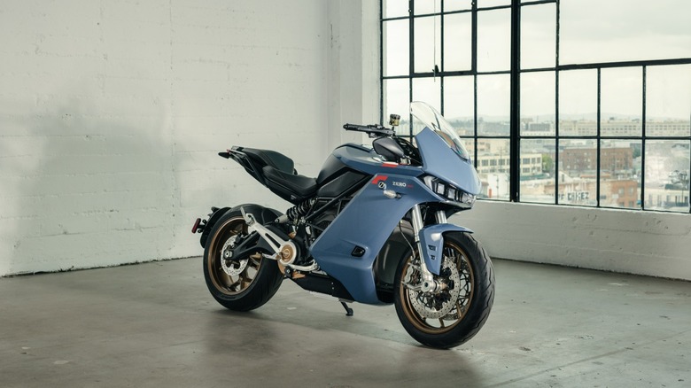 A 2025 Zero SR/S in a white room