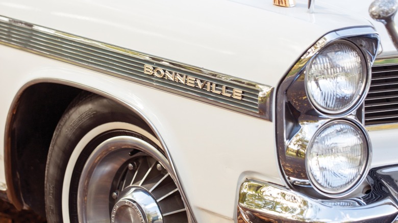 Close-up of Pontiac Bonneville logo on 1963 Pontiac Bonneville 