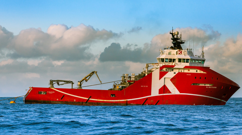 Aurora Saltfjord at sea with a tow cable extended from the stern