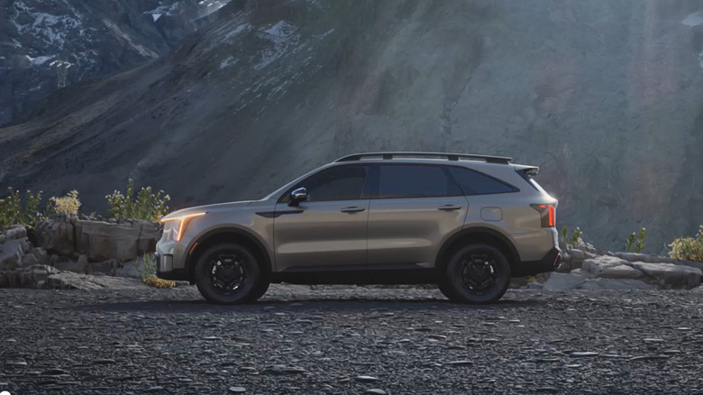 A gray Kia Sorento near a mountain