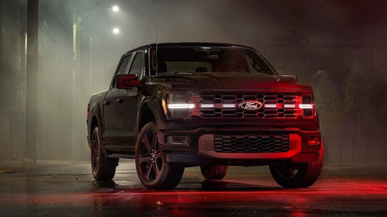 Ford F-150 Lobo parked under street lights