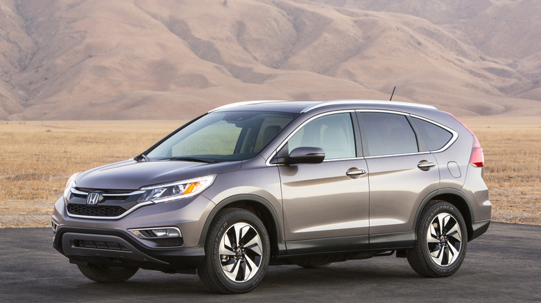 Silver 2015 Honda CR-V, front-left three-quarter view
