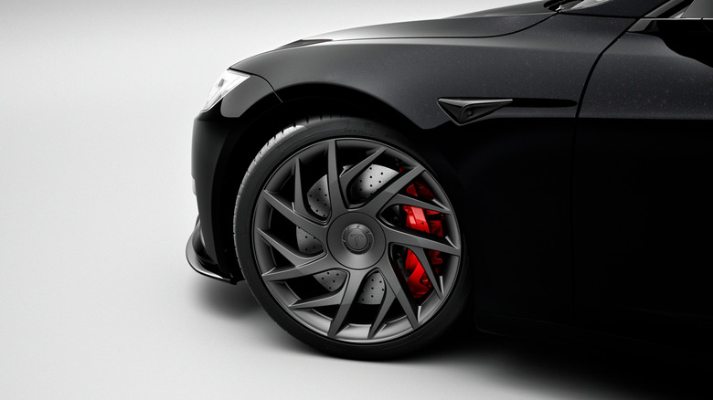 Tesla Model S Plaid wheel with carbon ceramic brakes