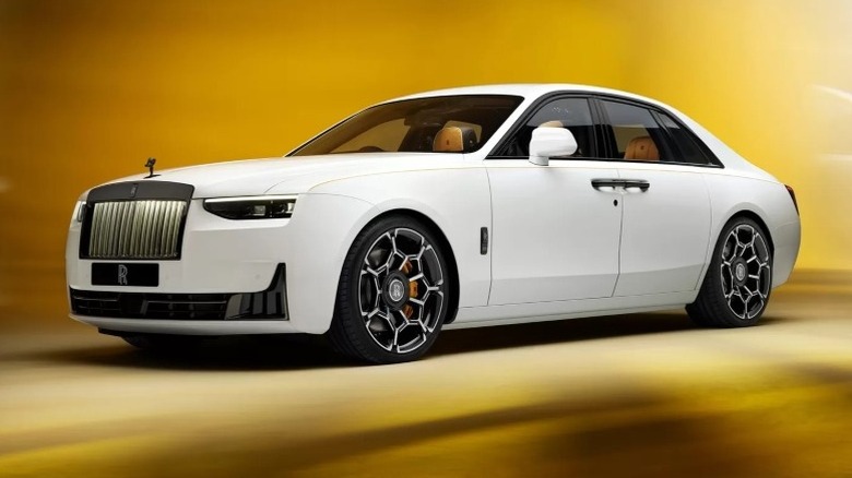 Front 3/4 static view of a Rolls-Royce Ghost Black Badge