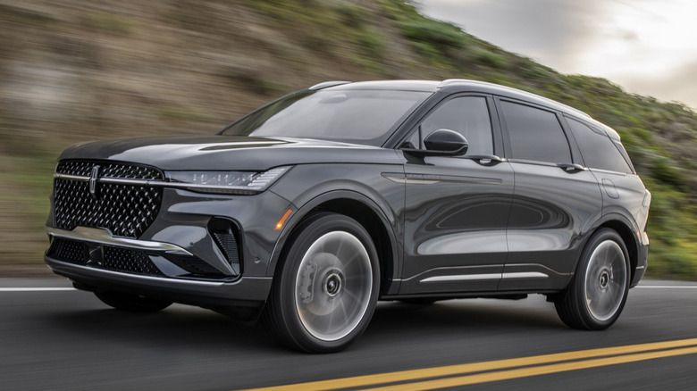 Lincoln Nautilus driving down a road