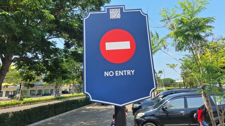 a no entry sign in a parking lot