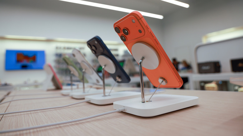Multiple iPhone 17 Pro Max models on display at a store