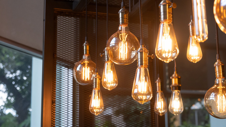 a bunch of light bulbs hanging