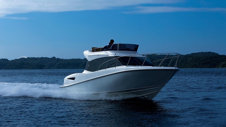 Toyota Ponam 31 yacht while sailing front 3/4 view
