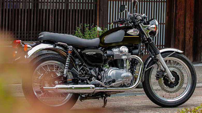 The Kawasaki W800 standing in front of a storage area