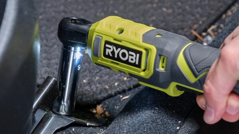 Person using Ryobi ratchet