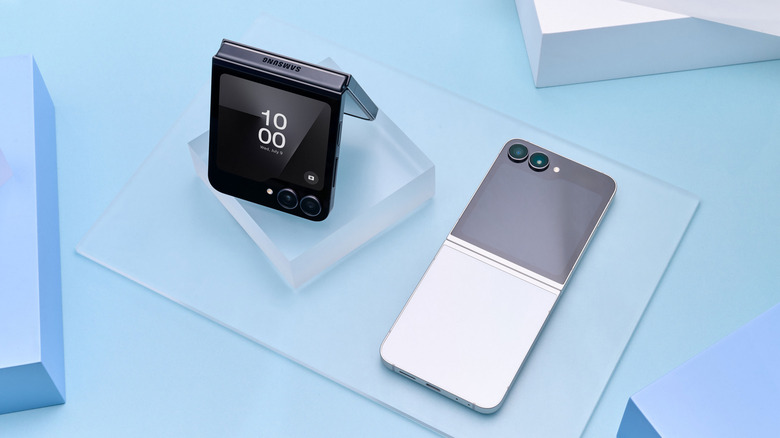 Two color options of the Samsung Galaxy Z Flip7 FE