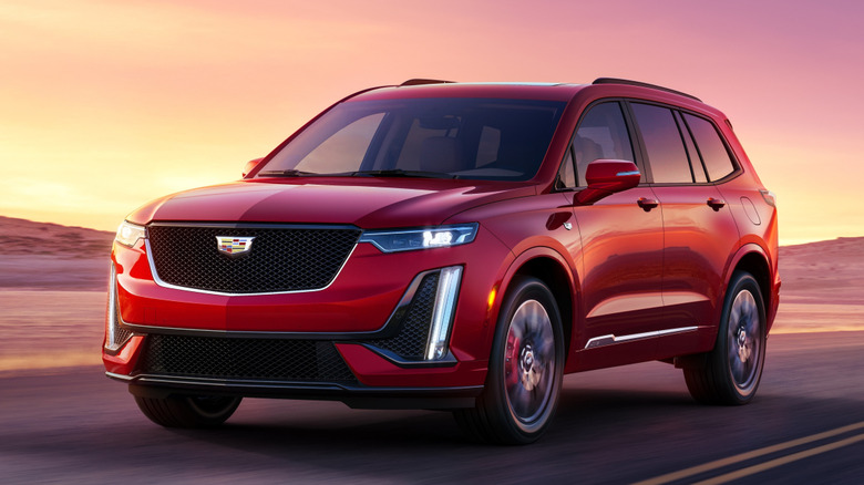 Front 3/4 view of Cadillac XT6