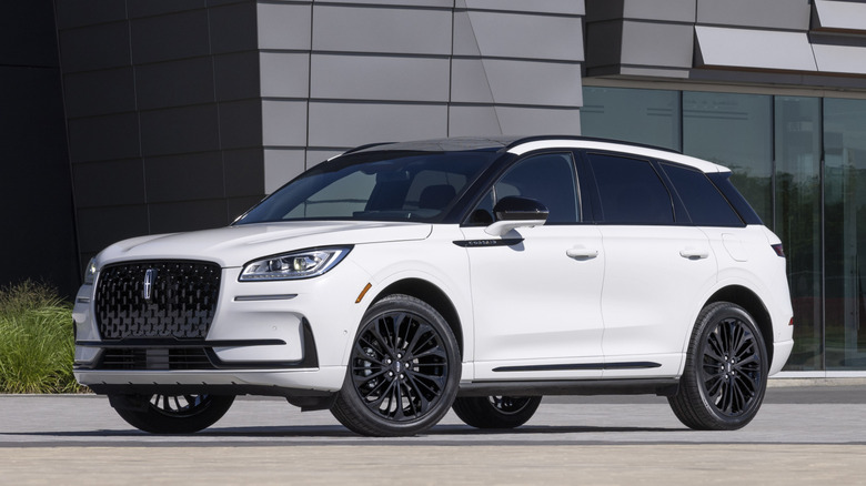 Front 3/4 view of Lincoln Corsair