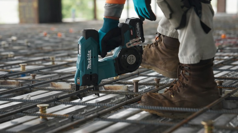 40V max XGT 16-gauge Rebar Tying Tool in use