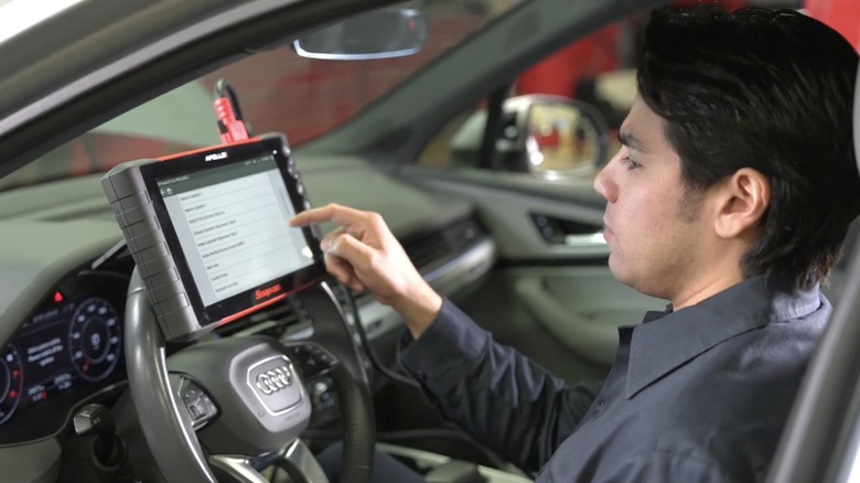 Mechanic using Apollo+ Scan Tool