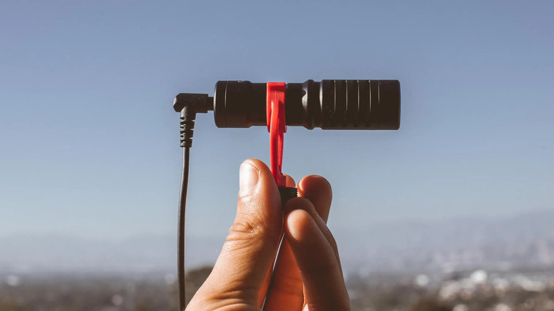 holding Movo VXR10 Microphone