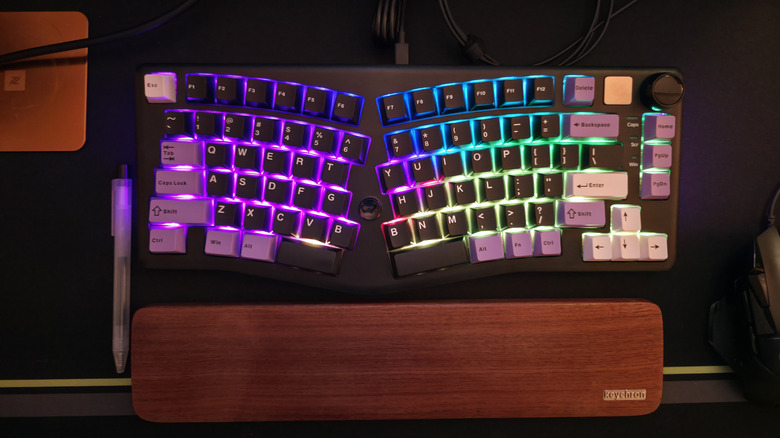 LeoBog A75 keyboard on desk alongside pen and mouse