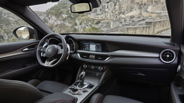 Alfa Romeo Stelvio dashboard