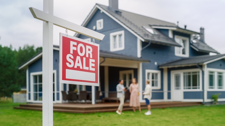 People purchasing a house