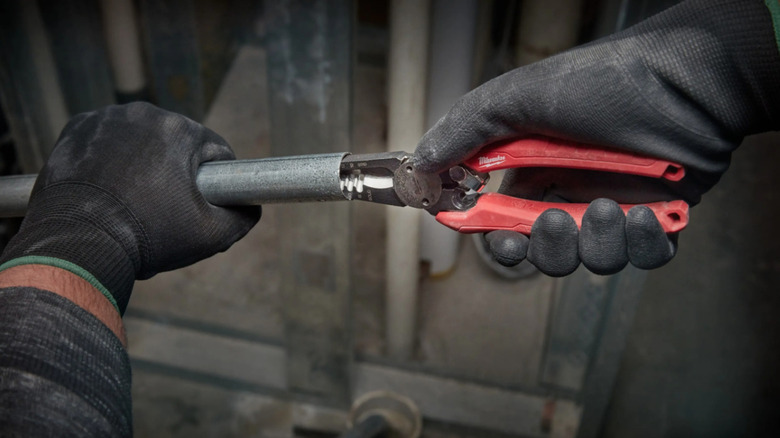 Milwaukee combination pliers at use