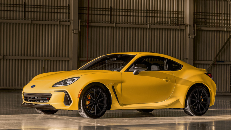 Front 3/4 view of Subaru BRZ