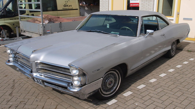Pontiac 2+2 parked front end