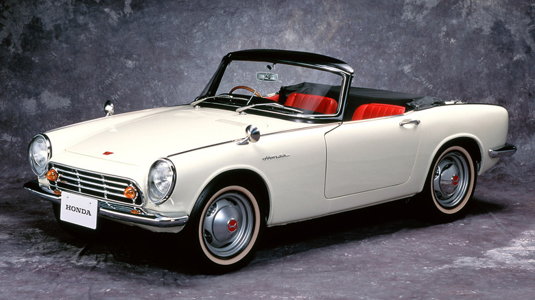 Front 3/4 view of Honda S500