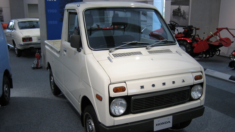 Front 3/4 view of Honda Life Pickup