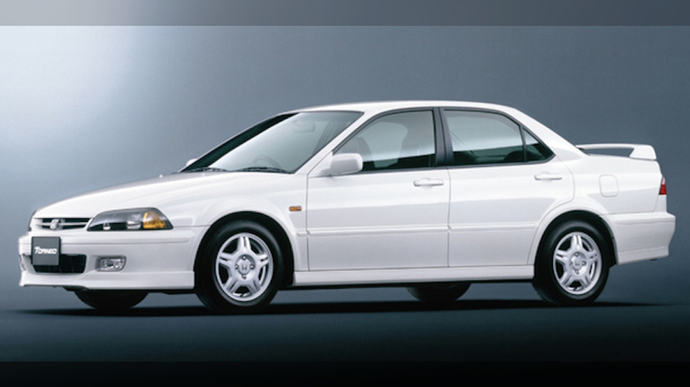 Front 3/4 view of Honda Torneo SiR-T