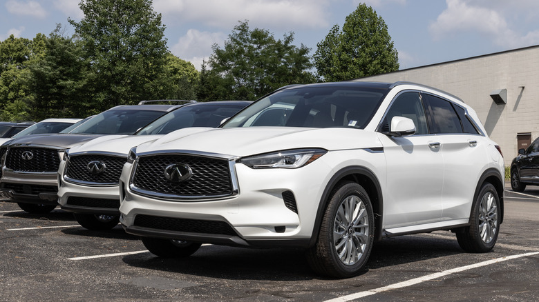 Infiniti QX50s on display at dealership
