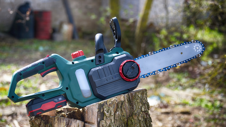 Chainsaw power tool with battery
