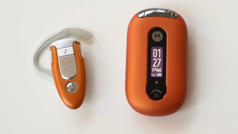 Motorola PEBL cellphone shown closed