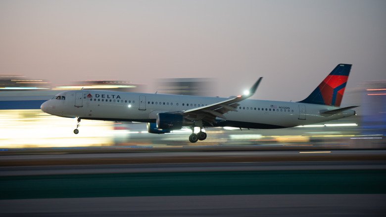 A Delta Air Lines Airbus A320 taking off from LAX Airport on at dusk.