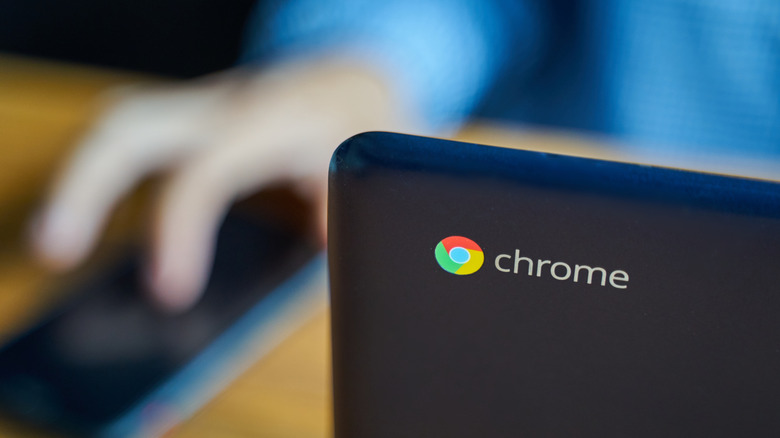 Logo on back side of a black Chromebook laptop