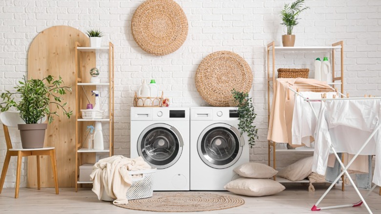 laundry room with washing machine and dryer