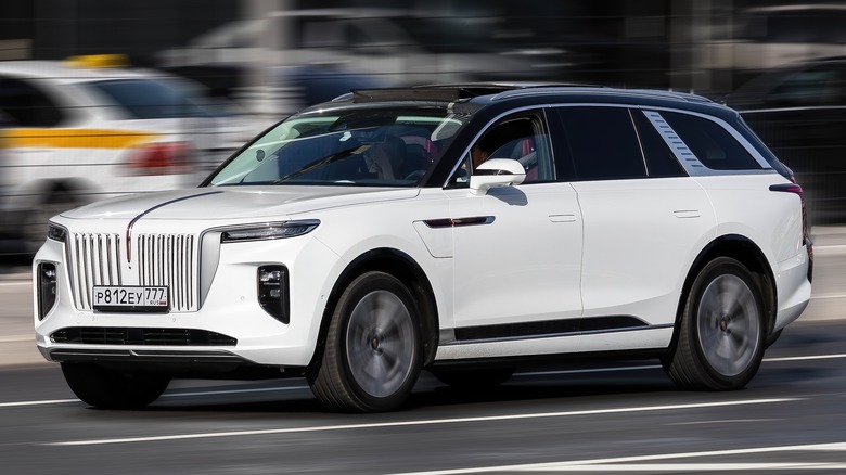 Hongqi E-HS9 on the road