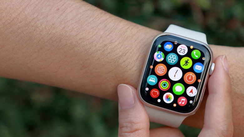 Pressing the Apple Watch 8's Digital Crown