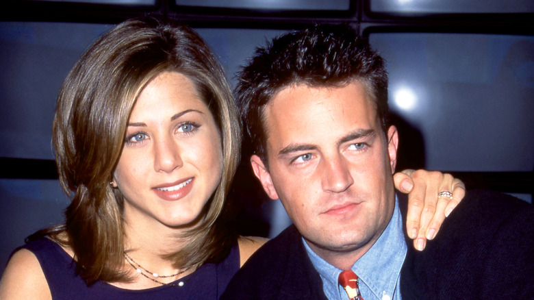 Jennifer Aniston and Matthew Perry pose