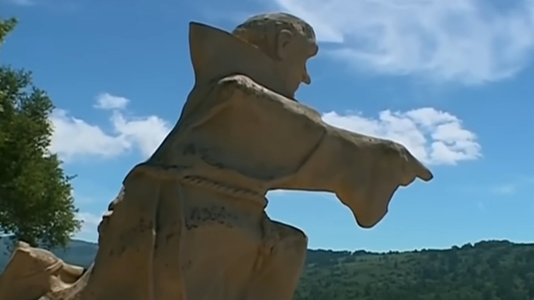 Close up of Junipero Serra statue pointing over Interstate 280