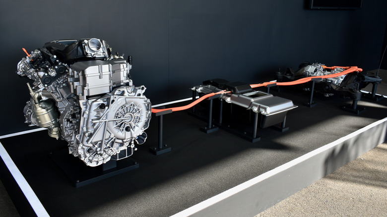 Mockup of Honda hybrid powertrain for large vehicles, debuting in 2027.