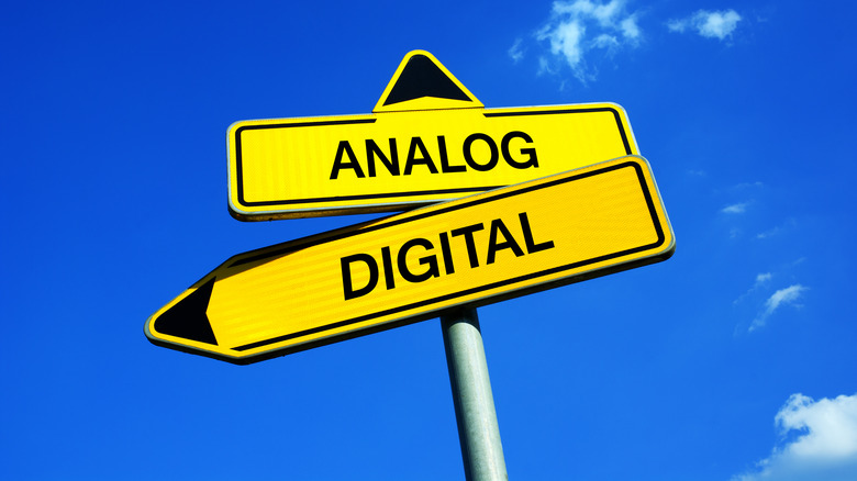 Analog/digital street signs