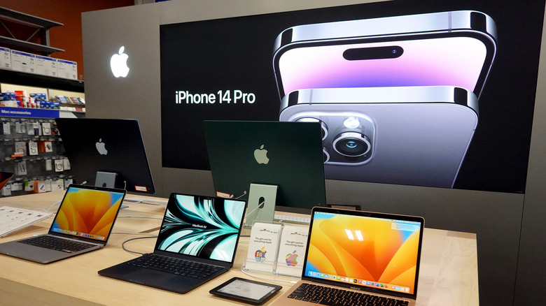 Inside view Apple Store