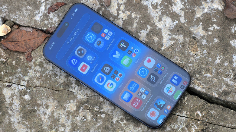Apple iPhone 17 Pro Max iOS 26 home screen