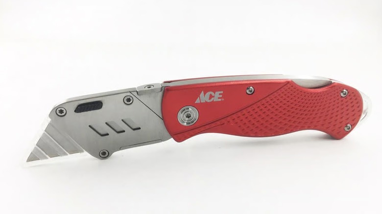 Picture displaying Ace branded utility knife