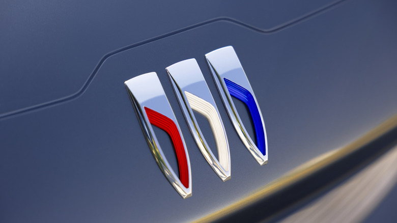 Close-up of hood-mounted Buick logo